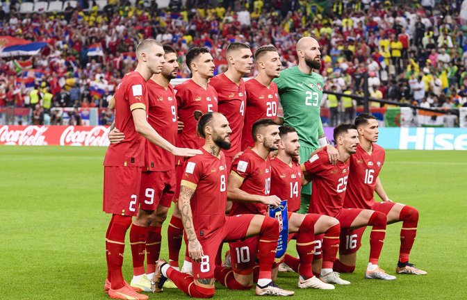 In der Kabine der serbischen Mannschaft soll bei der WM eine nationalistische Fahne aufgehängt worden sein – die FIFA ermittelt (Archivbild).<span class='image-autor'>Foto: IMAGO/Agencia MexSport/IMAGO/Marcio Machado</span>