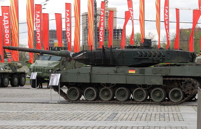 Ein nach russischen Angaben in der Ukraine erbeuteter deutscher Leopard-2-Kampfpanzer wird bei der Kriegstrophäen-Schau in Moskau gezeigt.<span class='image-autor'>Foto: Ulf Mauder/dpa</span>