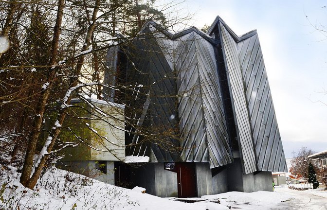 Eine architektonische Besonderheit:  Die Kirche mit dem sternförmigen Grundriss und der Aluminium-Verkleidung  wurde von Horst Linde entworfen.<span class='image-autor'>Foto: Wolfgang Berger</span>