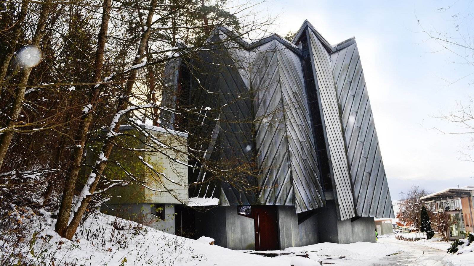 Eine architektonische Besonderheit: Die Kirche mit dem sternförmigen Grundriss und der Aluminium-Verkleidung wurde von Horst Linde entworfen.Foto: Wolfgang Berger Eine architektonische Besonderheit: Die Kirche mit dem sternförmigen Grundriss und der Aluminium-Verkleidung wurde von Horst Linde entworfen.Foto: Wolfgang Berger