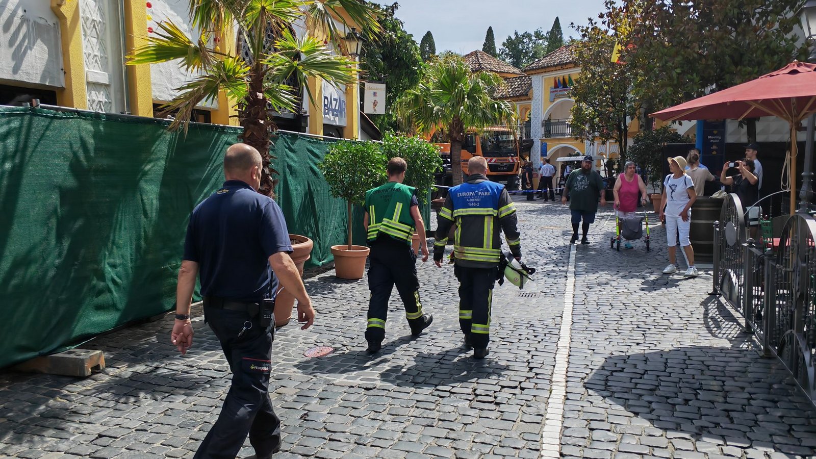 Hinter der grünen Absperrung sind die Überreste des Brands noch zu erkennen. Die Einsatzkräfte arbeiten bei Betrieb des Parks.Foto: Erdem Gökalp Hinter der grünen Absperrung sind die Überreste des Brands noch zu erkennen. Die Einsatzkräfte arbeiten bei Betrieb des Parks.Foto: Erdem Gökalp