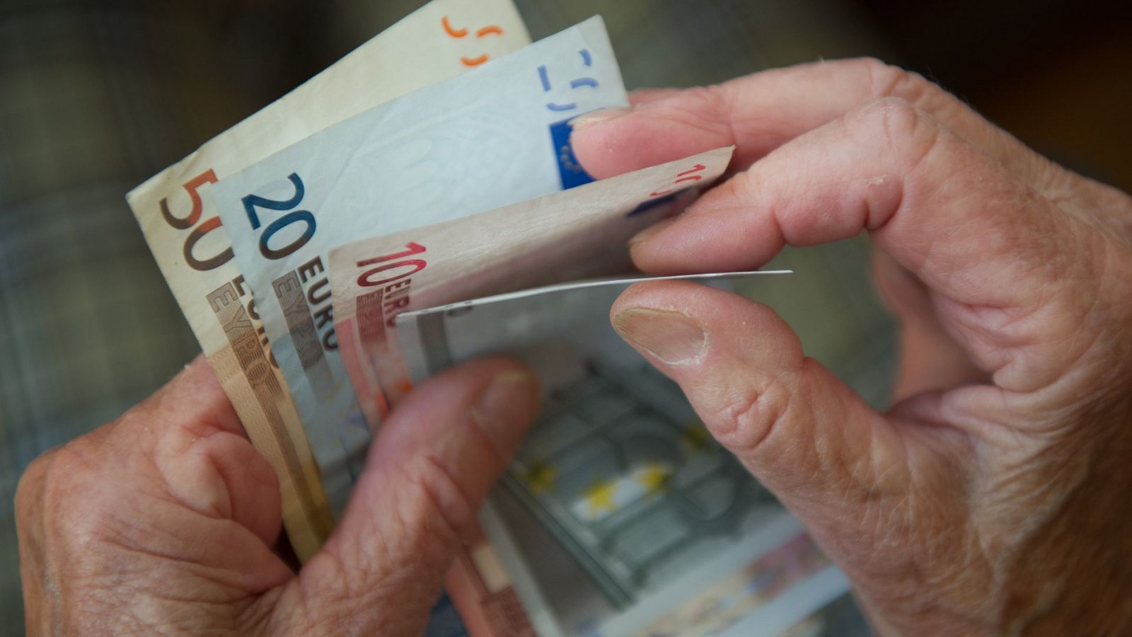 Frauen in Deutschland sind auch im Alter finanziell schlechter gestellt als Männer.Foto: Marijan Murat/dpa