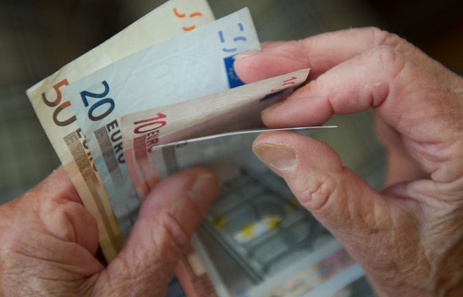 Frauen in Deutschland sind auch im Alter finanziell schlechter gestellt als Männer.<span class='image-autor'>Foto: Marijan Murat/dpa</span>