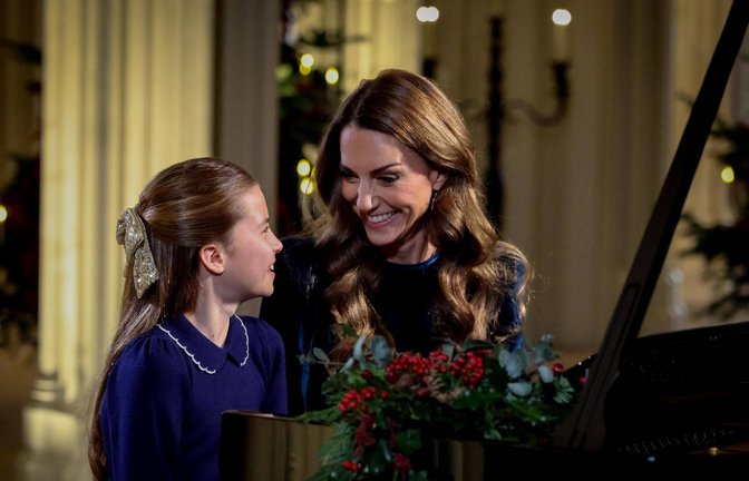 Prinzessin Kate und ihre Tochter Charlotte am Klavier.<span class='image-autor'>Foto: IMAGO/Avalon.red/IMAGO/Andrew Parsons/Kensington Palace / Avalon</span>