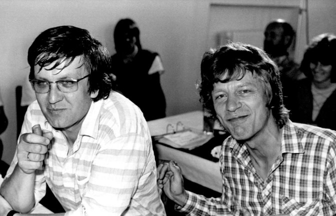 Die baden-württembergischen Landtagsabgeordneten Wolf-Dieter Hasenclever (r) und sein Kollege Winfried Kretschmann (l) auf einer Sitzung des Landesausschusses der baden-württembergischen Grünen in Sigmaringen.<span class='image-autor'>Foto: picture alliance/dpa</span>