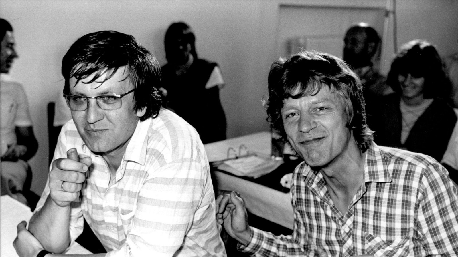 Die baden-württembergischen Landtagsabgeordneten Wolf-Dieter Hasenclever (r) und sein Kollege Winfried Kretschmann (l) auf einer Sitzung des Landesausschusses der baden-württembergischen Grünen in Sigmaringen.Foto: picture alliance/dpa Die baden-württembergischen Landtagsabgeordneten Wolf-Dieter Hasenclever (r) und sein Kollege Winfried Kretschmann (l) auf einer Sitzung des Landesausschusses der baden-württembergischen Grünen in Sigmaringen.Foto: picture alliance/dpa