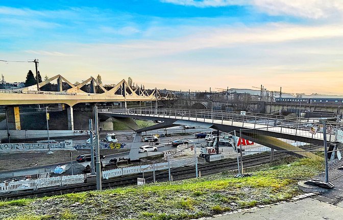 Die Lücke zwischen der Brücke und dem Weg im Rosensteinpark ist bereits geschlossen worden.<span class='image-autor'>Foto: Sebastian Steegmüller</span>