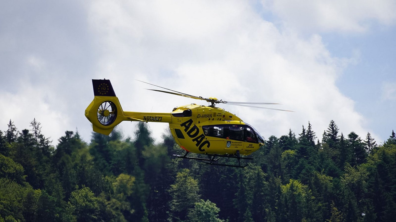 ... unter anderem mit einem Rettungshubschrauber.Foto: SDMG/SDMG / Noelke ... unter anderem mit einem Rettungshubschrauber.Foto: SDMG/SDMG / Noelke