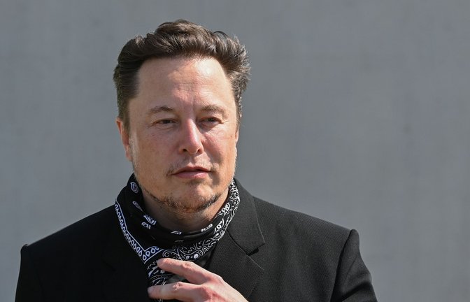Multimilliardär Elon Musk steht bei einem Pressetermin auf dem Gelände der Tesla Gigafactory im brandenburgischen Grünheide.<span class='image-autor'>Foto: Patrick Pleul/dpa-Zentralbild/POOL/dpa</span>