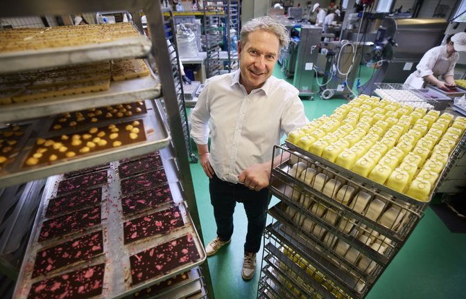 Volker Gmeiner zwischen handgegossener Schokolade und Petits Fours<span class='image-autor'>Foto: Gottfried Stoppel</span>