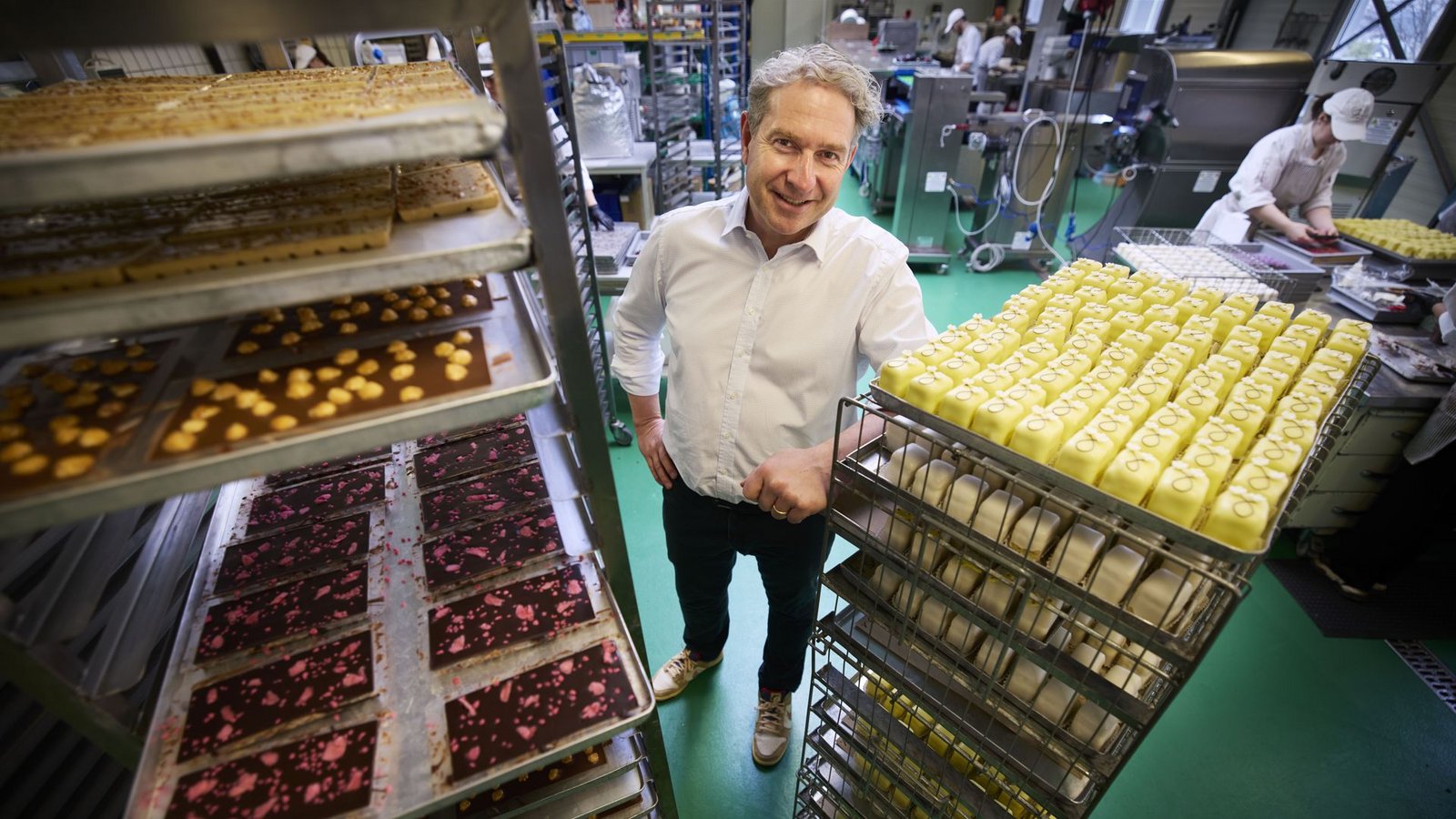 Volker Gmeiner zwischen handgegossener Schokolade und Petits FoursFoto: Gottfried Stoppel Volker Gmeiner zwischen handgegossener Schokolade und Petits FoursFoto: Gottfried Stoppel
