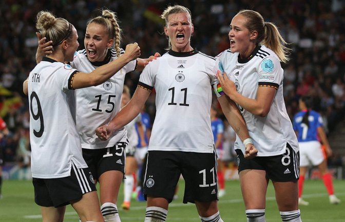 Alexandra Popp (Mitte) schießt das deutsche Team mit zwei Toren ins Finale.<span class='image-autor'>Foto: AFP/Adrian  Dennis</span>