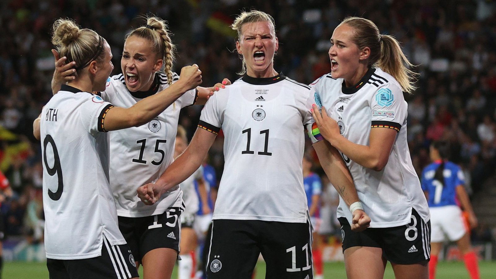 Alexandra Popp (Mitte) schießt das deutsche Team mit zwei Toren ins Finale.Foto: AFP/Adrian  Dennis