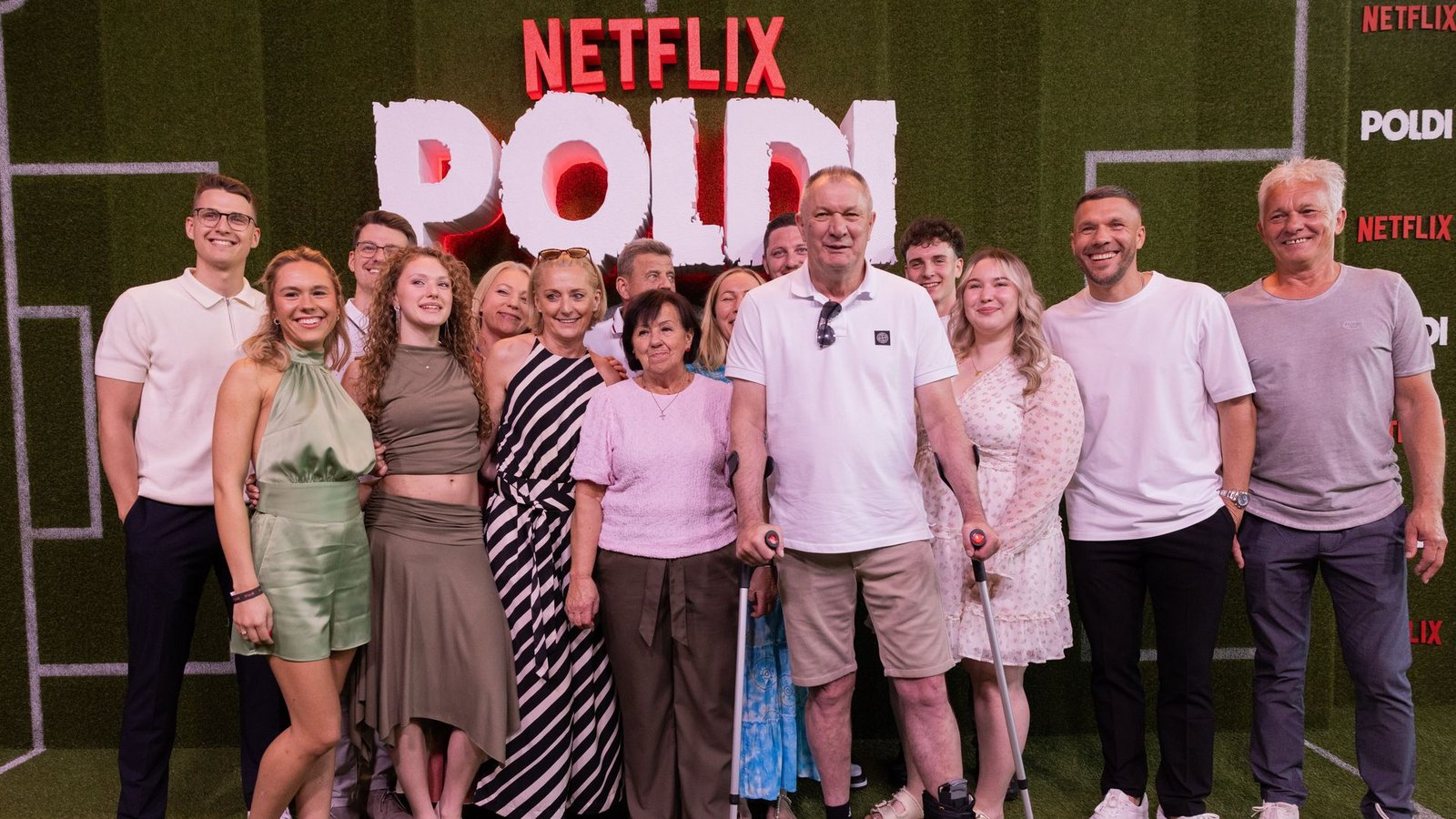Familienmensch und Fußballer: die Podolskis bei der Premiere in Köln. (Archivbild)Foto: Rolf Vennenbernd/dpa Familienmensch und Fußballer: die Podolskis bei der Premiere in Köln. (Archivbild)Foto: Rolf Vennenbernd/dpa