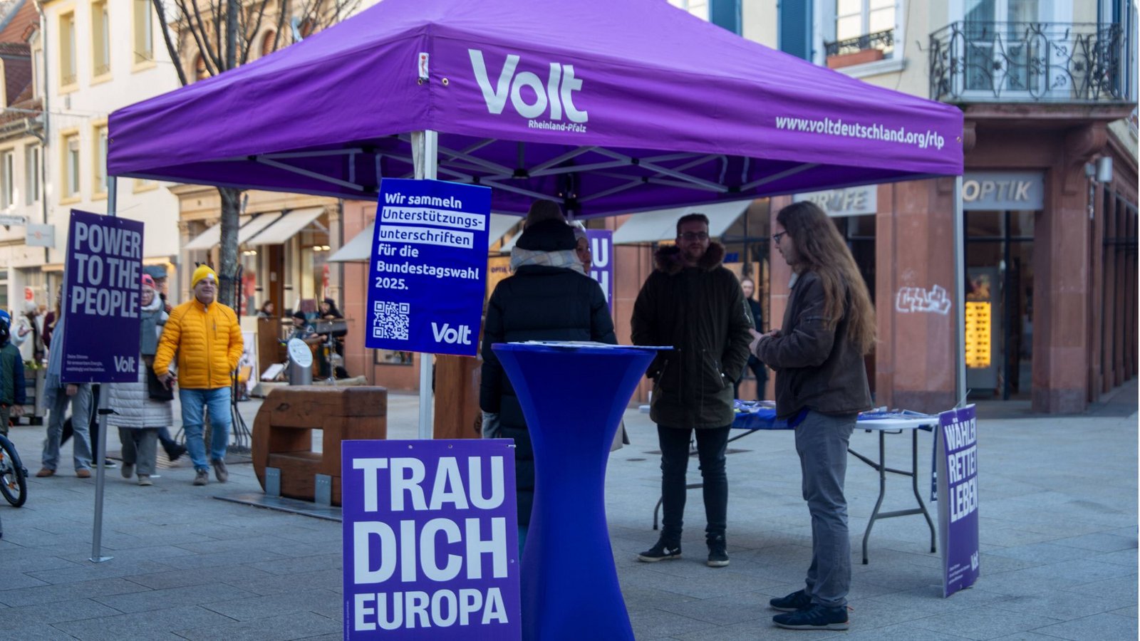Als Kleinpartei muss Volt Unterschriften sammeln, um zur Bundestagswahl zugelassen zu werden.Foto: IMAGO/Herrmann Agenturfotografie//Udo Herrmann