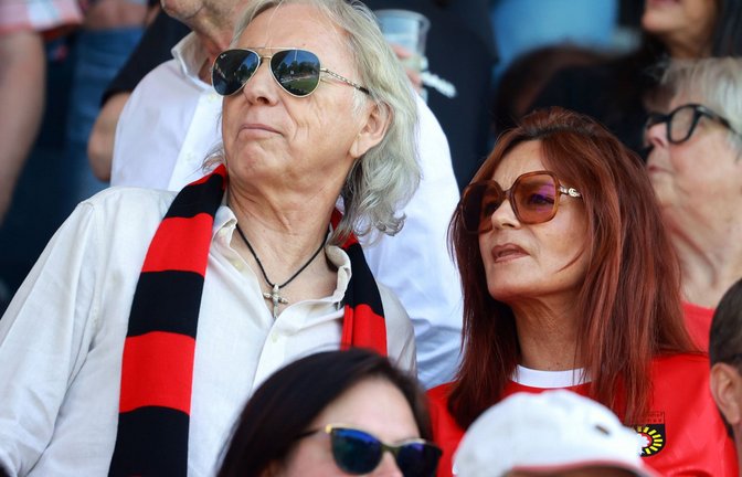 Andrea Berg im Trikot der SG Sonnenhof  mit ihrem Mann Uli Ferber beim WFV-Pokal-Finale Kickers gegen Großaspach im Gazi-Stadion auf der Waldau.<span class='image-autor'>Foto: IMAGO/Sportfoto Rudel</span>