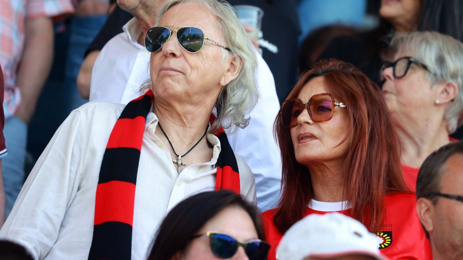 Andrea Berg im Trikot der SG Sonnenhof  mit ihrem Mann Uli Ferber beim WFV-Pokal-Finale Kickers gegen Großaspach im Gazi-Stadion auf der Waldau.Foto: IMAGO/Sportfoto Rudel