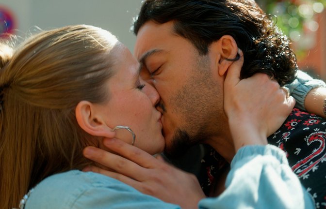 Bella (Alessia Mazzola l.) und Elyas (Mehmet Daloğlu r.) haben endlich wieder zueinander gefunden! Nur das Thema Mexiko ist noch ungeklärt.<span class='image-autor'>Foto: NDR</span>
