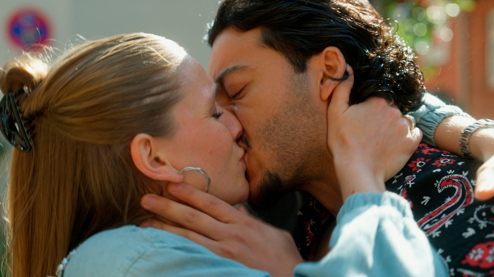 Bella (Alessia Mazzola l.) und Elyas (Mehmet Daloğlu r.) haben endlich wieder zueinander gefunden! Nur das Thema Mexiko ist noch ungeklärt.Foto: NDR Bella (Alessia Mazzola l.) und Elyas (Mehmet Daloğlu r.) haben endlich wieder zueinander gefunden! Nur das Thema Mexiko ist noch ungeklärt.Foto: NDR