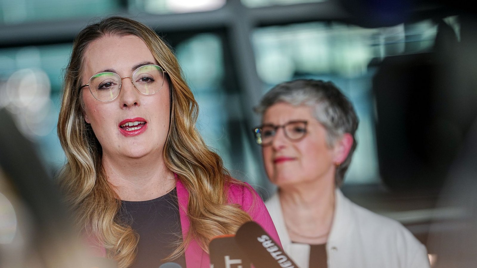 Fraktionschefinnen Dröge und Haßelmann (r.): Die Grünen lehnen die vorgelegten Pläne von Union und SPD ab.Foto: dpa/Kay Nietfeld