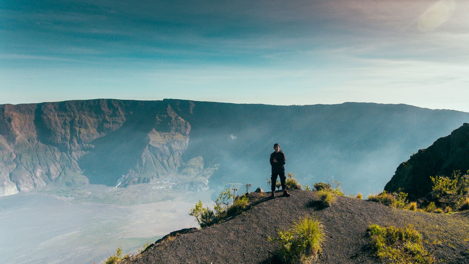 1815 n. Chr. – Tambora, Indonesien: Gas- und Aschewolken, Feuer- und Gesteinsbrocken sowie Tsunamis töteten mehr als 70 000 Menschen. Der Staub in der Atmosphäre veränderte das Klima, was weltweit zu Hungersnöten führte.Foto: imago/pond5