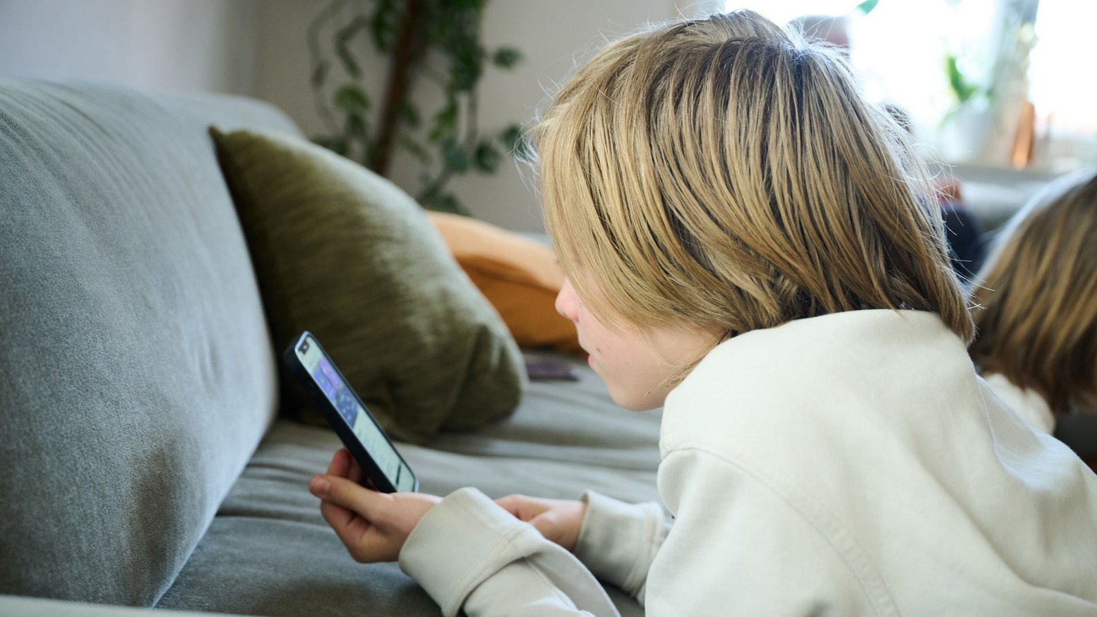 Zwei Drittel der Menschen in Deutschland (66 Prozent) sprechen sich für die Einführung eines Verbots von sozialen Medien für Kinder unter 14 Jahren aus. (Symbolbild)Foto: Annette Riedl/dpa
