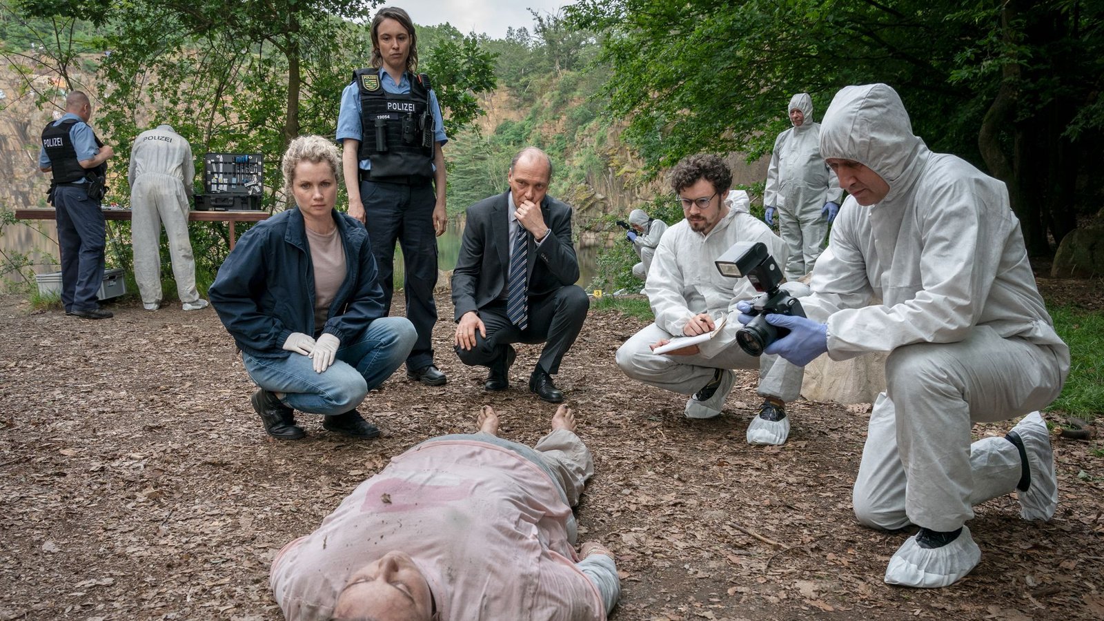 Leonie Winkler (Cornelia Gröschel, li. ), Polizistin Antje (Victoria Schulz), Peter Schnabel (Martin Brambach) und Dr. Himpe (Ron Helbig) inspizieren die Tote Lilly-Marie Reuter (Dilara Aylin Ziem).Foto: MDR/MadeFor Film/Steffen Junghan Leonie Winkler (Cornelia Gröschel, li. ), Polizistin Antje (Victoria Schulz), Peter Schnabel (Martin Brambach) und Dr. Himpe (Ron Helbig) inspizieren die Tote Lilly-Marie Reuter (Dilara Aylin Ziem).Foto: MDR/MadeFor Film/Steffen Junghan