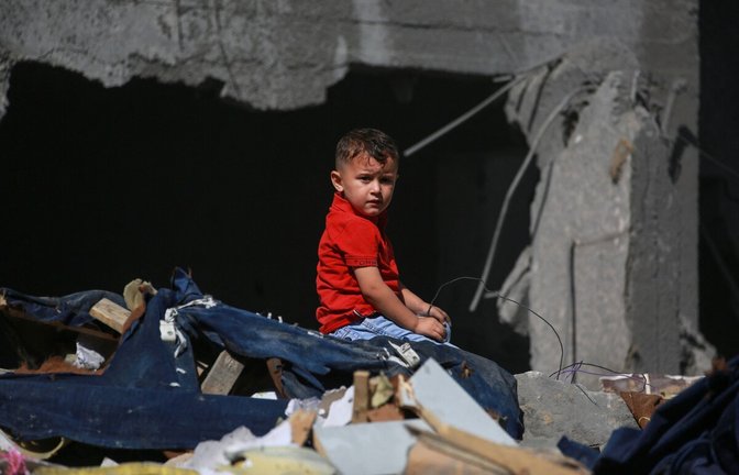 Solche Bilder prägen die Wahrnehmung des Krieges: ein palästinensisches Kind nach der Zerstörung seines Heims in Al-Bureij durch einen israelischen Luftangriff.<span class='image-autor'>Foto: AFP/Bashar Taleb</span>