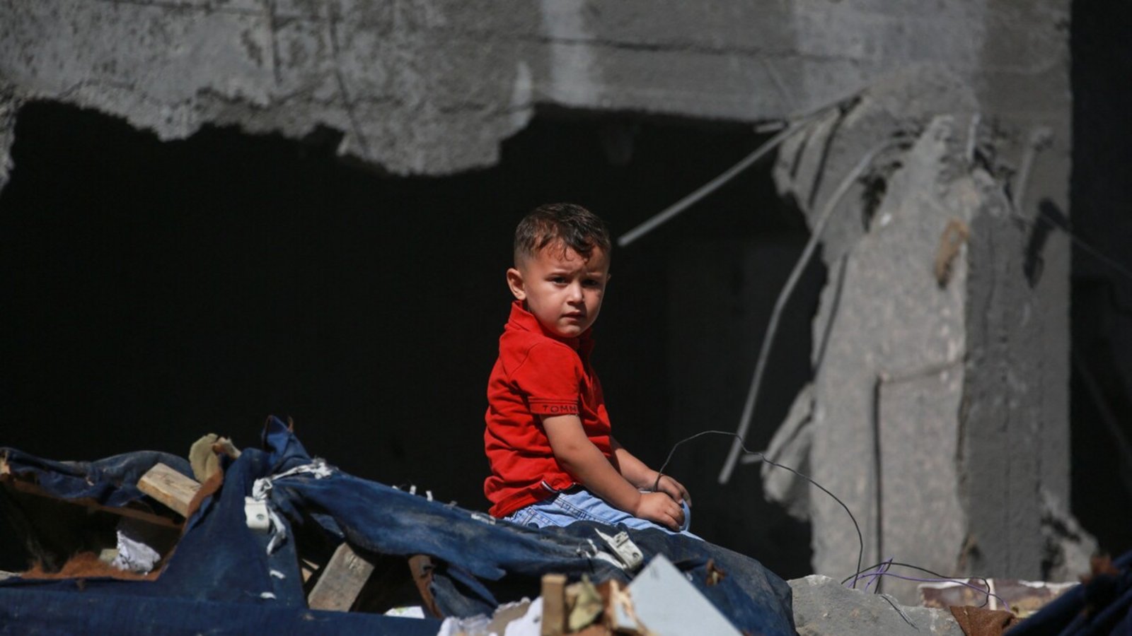 Solche Bilder prägen die Wahrnehmung des Krieges: ein palästinensisches Kind nach der Zerstörung seines Heims in Al-Bureij durch einen israelischen Luftangriff.Foto: AFP/Bashar Taleb Solche Bilder prägen die Wahrnehmung des Krieges: ein palästinensisches Kind nach der Zerstörung seines Heims in Al-Bureij durch einen israelischen Luftangriff.Foto: AFP/Bashar Taleb
