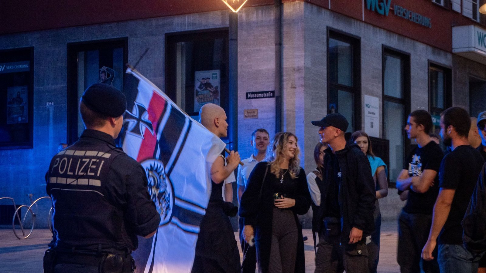 200 Teilnehmer waren zu dem Protest von Privatpersonen aus dem Umfeld der rechtsextremen Partei Die Heimat und der identitären „Zollernalbjugend aktiv“ angemeldet, am Ende kamen rund 50.Foto: René Wolff 200 Teilnehmer waren zu dem Protest von Privatpersonen aus dem Umfeld der rechtsextremen Partei Die Heimat und der identitären „Zollernalbjugend aktiv“ angemeldet, am Ende kamen rund 50.Foto: René Wolff