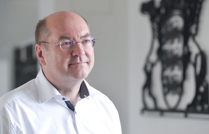 Gerichtspräsident Malte Graßhof  vor dem Landeswappen.<span class='image-autor'>Foto: LICHTGUT/Max Kovalenko</span>