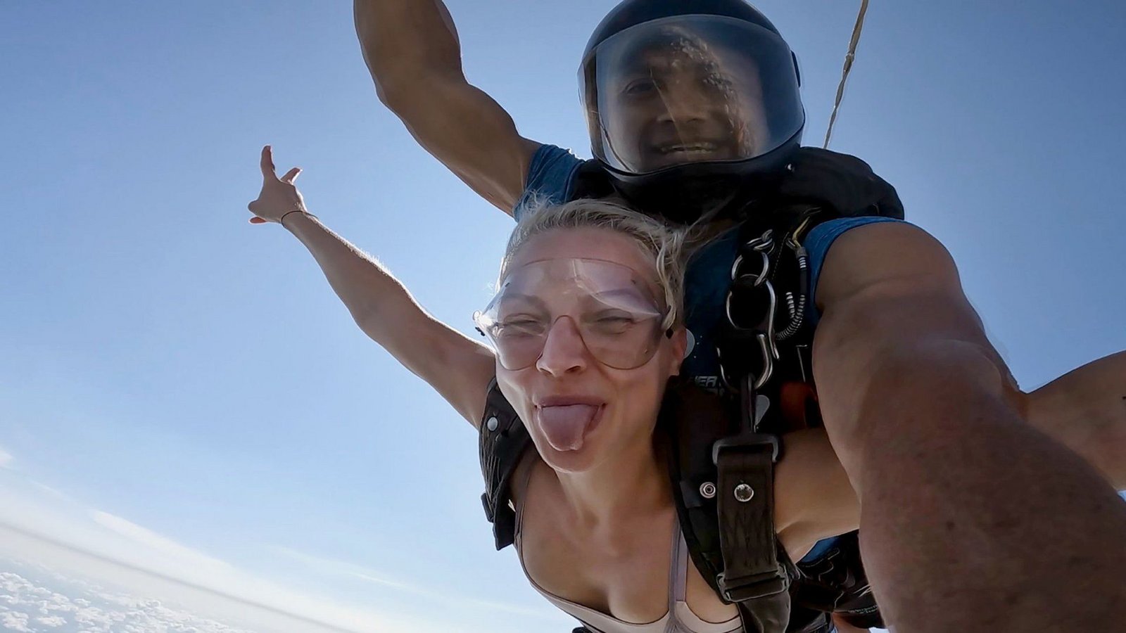 Tami genießt ihren Fallschirmsprung.Foto: RTL Tami genießt ihren Fallschirmsprung.Foto: RTL