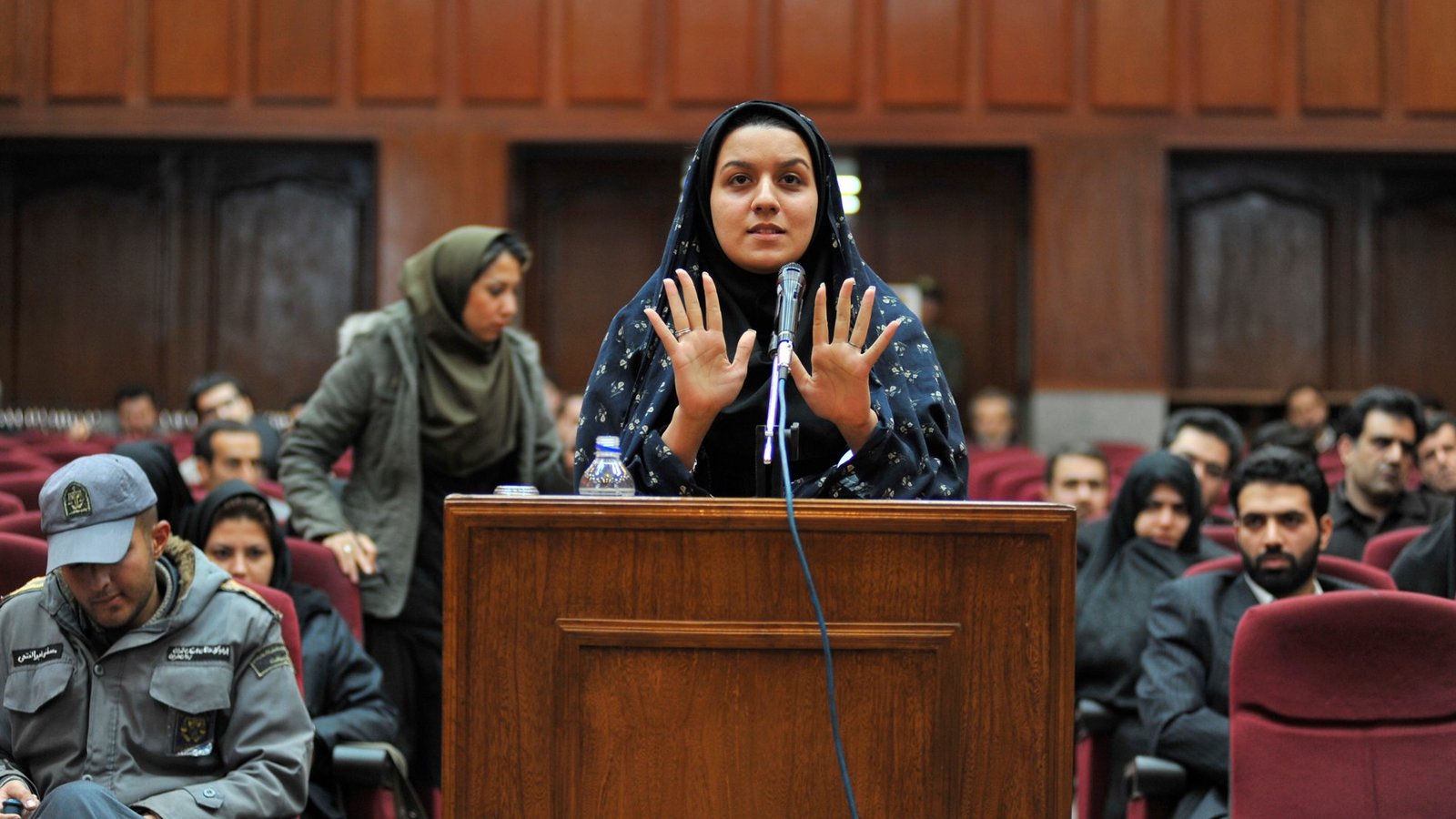 Reyhaneh Jabbari im Gerichtssaal.Foto: HR/WDR/MIG Reyhaneh Jabbari im Gerichtssaal.Foto: HR/WDR/MIG
