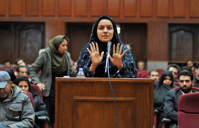Reyhaneh Jabbari im Gerichtssaal.<span class='image-autor'>Foto: HR/WDR/MIG</span>