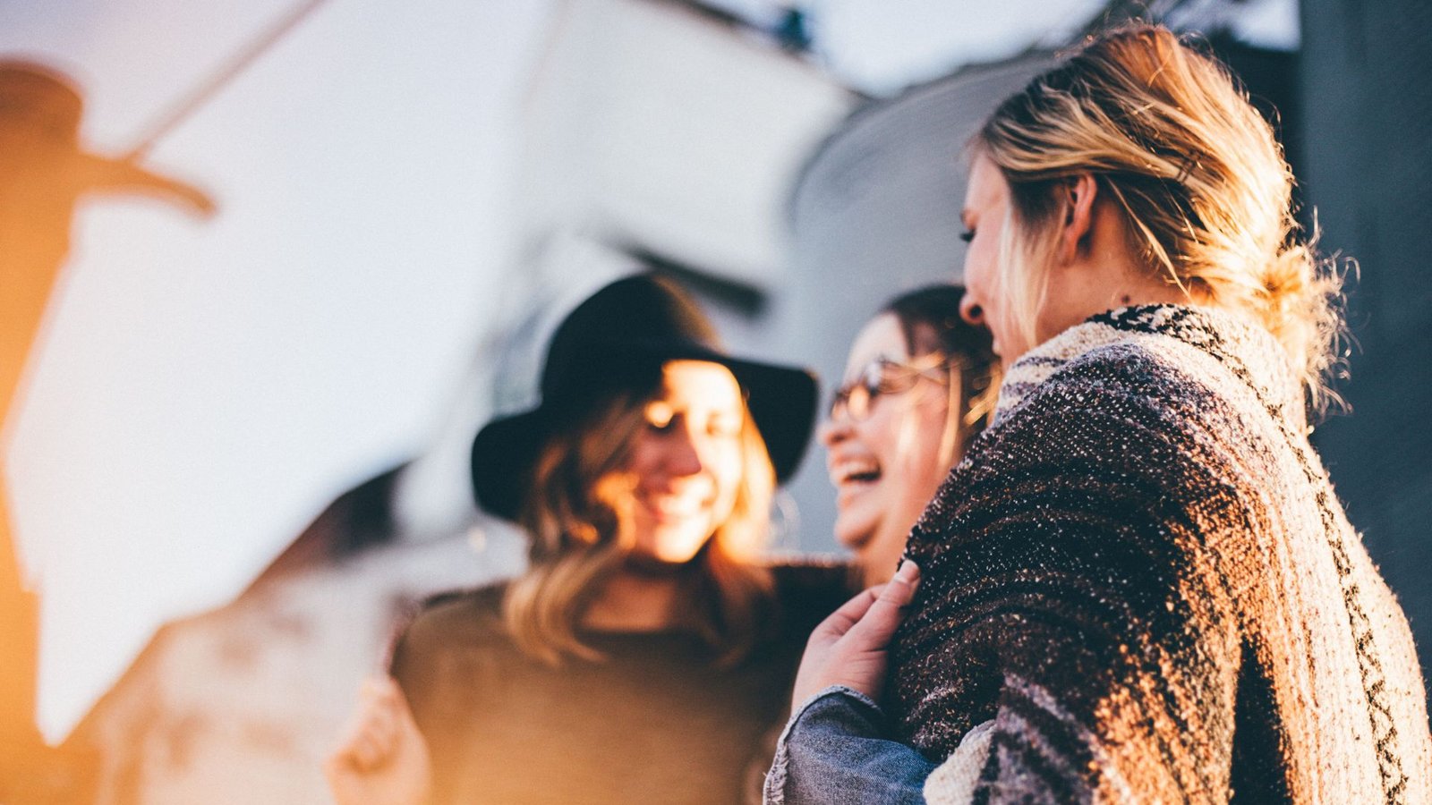 Beim Beenden eines Gesprächs gilt: Immer ein ehrliches Lächeln aufsetzen.Foto: Unsplash/Priscilla du Preez