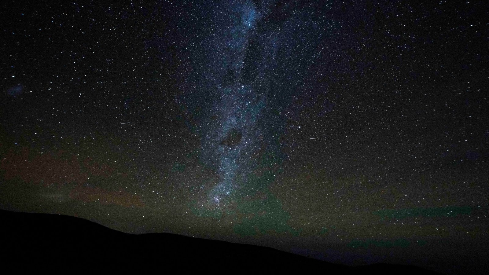 Die Milchstraße erstreckt sich über den Nachthimmel - hier von der Atacama-Wüste aus gesehen. (Archivbild)Foto: Esteban Felix/AP/dpa