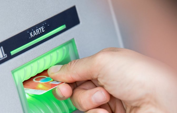 In Deutschland gibt es immer weniger Geldautomaten (Symbolbild).<span class='image-autor'>Foto: dpa/Fabian Sommer</span>