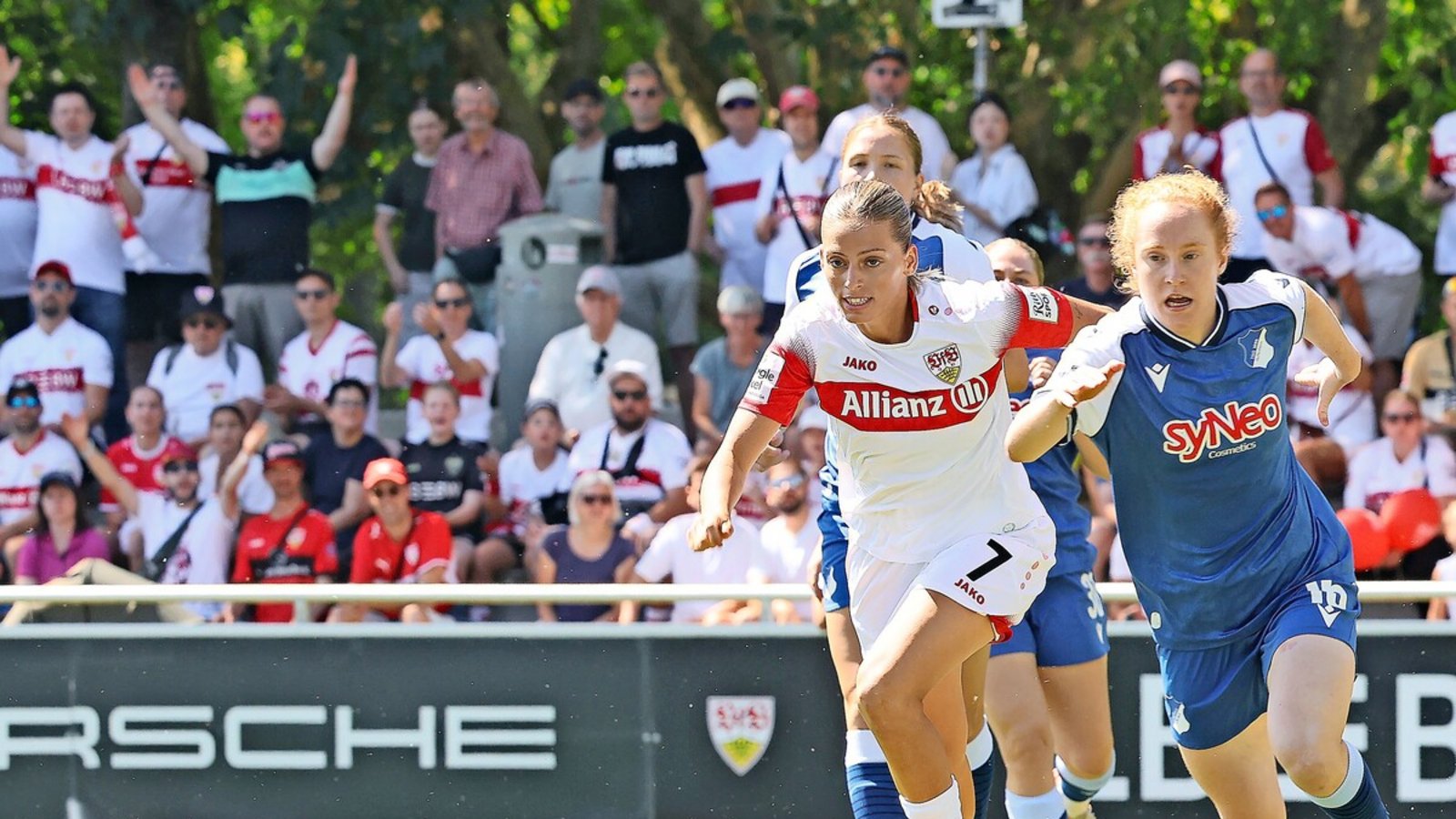 Dafina Redzepi (li.) erzielt die zwischenzeitliche Führung für die VfB-Frauen.Foto: Baumann Dafina Redzepi (li.) erzielt die zwischenzeitliche Führung für die VfB-Frauen.Foto: Baumann