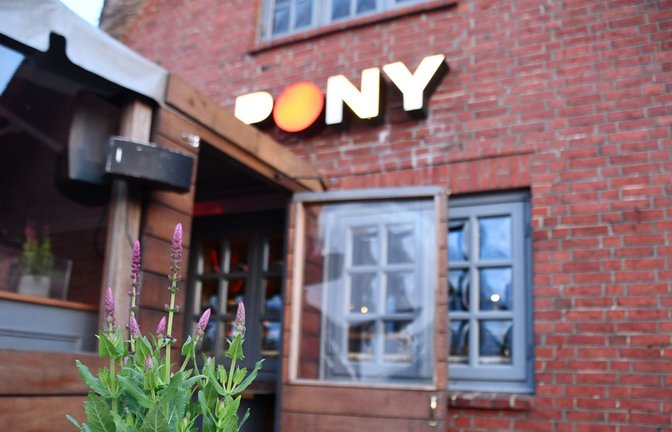 Terrasse des Club "Pony" in Kampen (Sylt): Hier hatten Party-Gäste zu Pfingsten rassistische Lieder gegrölt.<span class='image-autor'>Foto: Lea Sarah Albert/dpa</span>