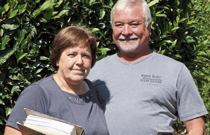 Helmut Tanch und seine Frau Inge mit dem Ordner-füllenden Briefwechsel aus fünf Jahrzehten.