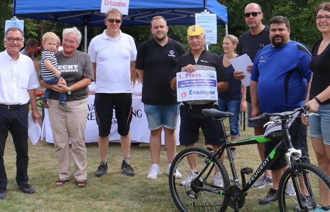 Übergabe der Tombola-Preise (von links, vorne): VKZ-Verkaufsleiter Volker Blessing; „Glücksfee“ Anton auf dem Arm von Anita Braig, KSK-Filialdirektorin Vaihingen; Hartmut Villinger, VKZ-Geschäftsführer; Nico Kütterer von Ensinger Mineral-Heilquellen; Gewinner Heinz Berner aus Nussdorf; Frank Schöbinger für Gewinner Erich Dorn aus Kleinglattbach; Joaquim Ribeiro vom Autohaus Nägele und Verena Hecht für Gewinner Alexander Hecht aus Vaihingen.