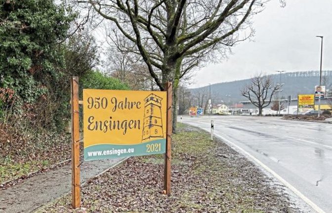 „Am Wochenende haben wir die Banner ersetzt“, schreibt der Ensinger Ortsvorsteher Gerhard Ciapura zu seinem Foto. Die ursprünglichen drei Schilder, die auf 950 Jahre Ensingen hinweisen, waren Mitte Januar gestohlen worden.