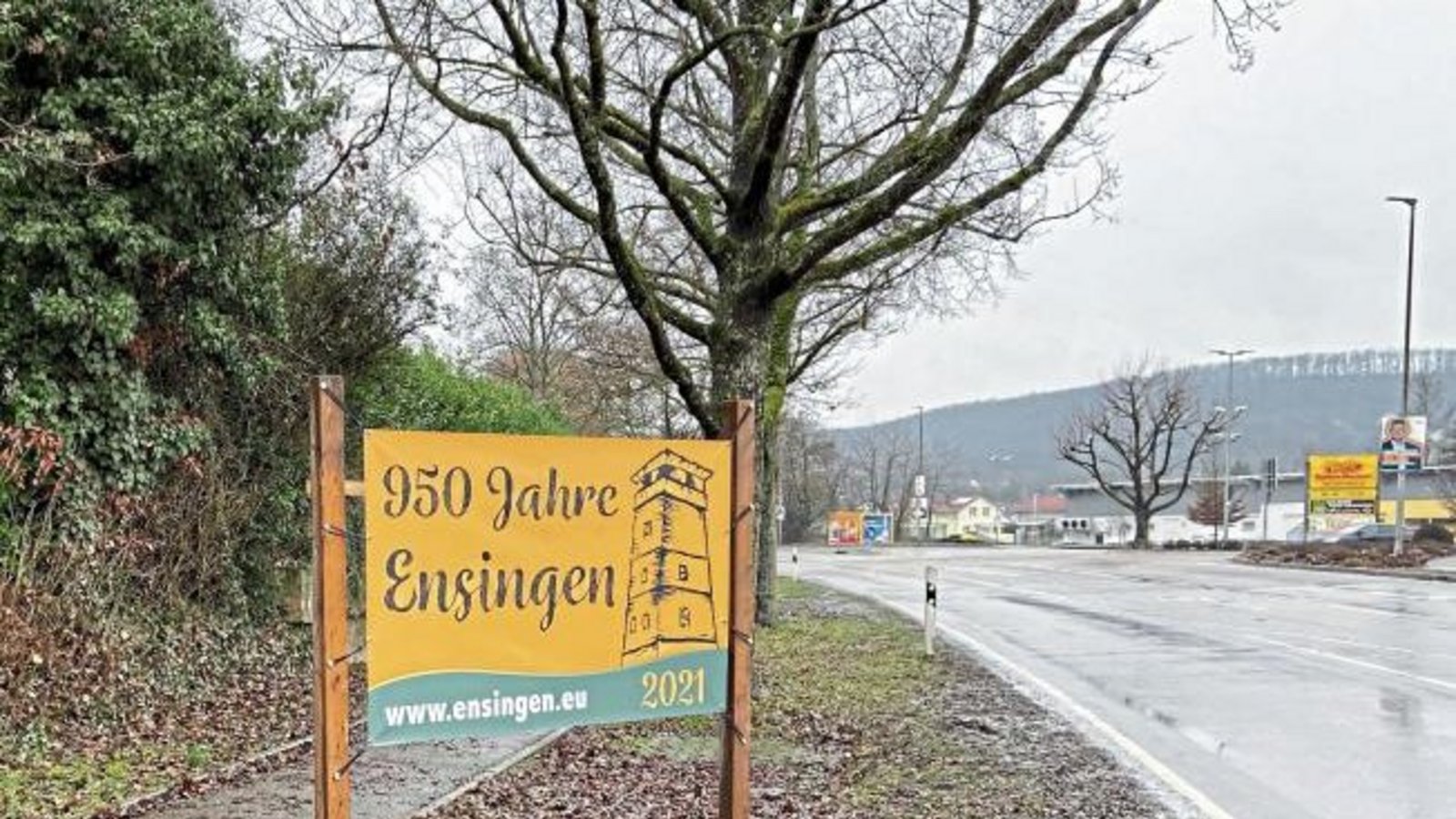 „Am Wochenende haben wir die Banner ersetzt“, schreibt der Ensinger Ortsvorsteher Gerhard Ciapura zu seinem Foto. Die ursprünglichen drei Schilder, die auf 950 Jahre Ensingen hinweisen, waren Mitte Januar gestohlen worden. „Am Wochenende haben wir die Banner ersetzt“, schreibt der Ensinger Ortsvorsteher Gerhard Ciapura zu seinem Foto. Die ursprünglichen drei Schilder, die auf 950 Jahre Ensingen hinweisen, waren Mitte Januar gestohlen worden.