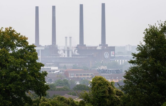 Trübe Stimmung bei Volkswagen. Können die geplanten Betriebsversammlungen Aufhellung bringen?<span class='image-autor'>Julian Stratenschulte/dpa</span>