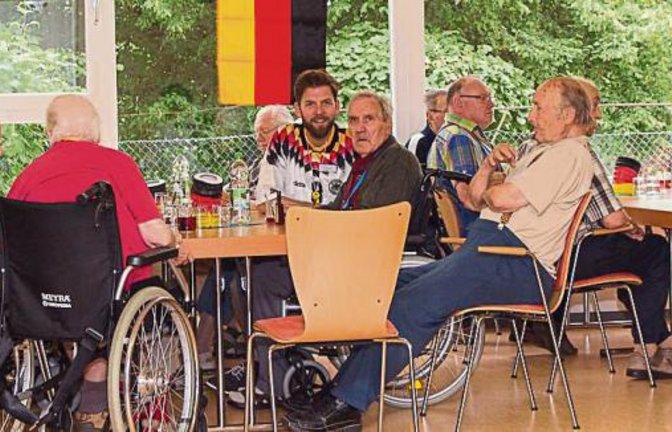Das Fest im Hochdorfer Pflegeheim stand unter dem Motto Fußball.  Foto: p