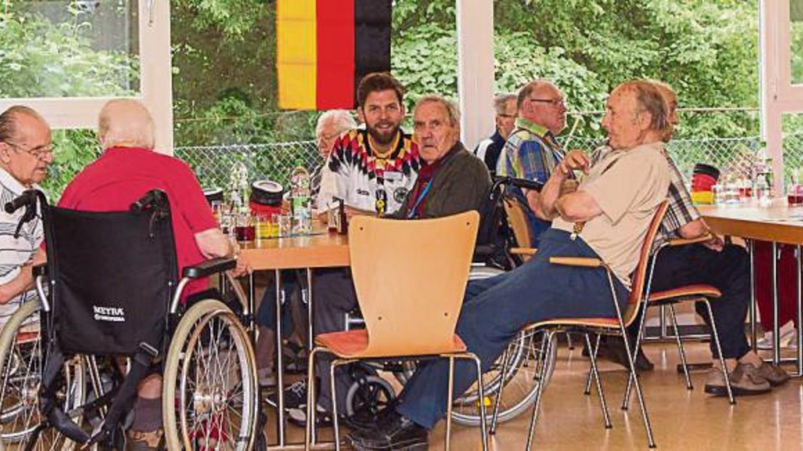 Das Fest im Hochdorfer Pflegeheim stand unter dem Motto Fußball.  Foto: p