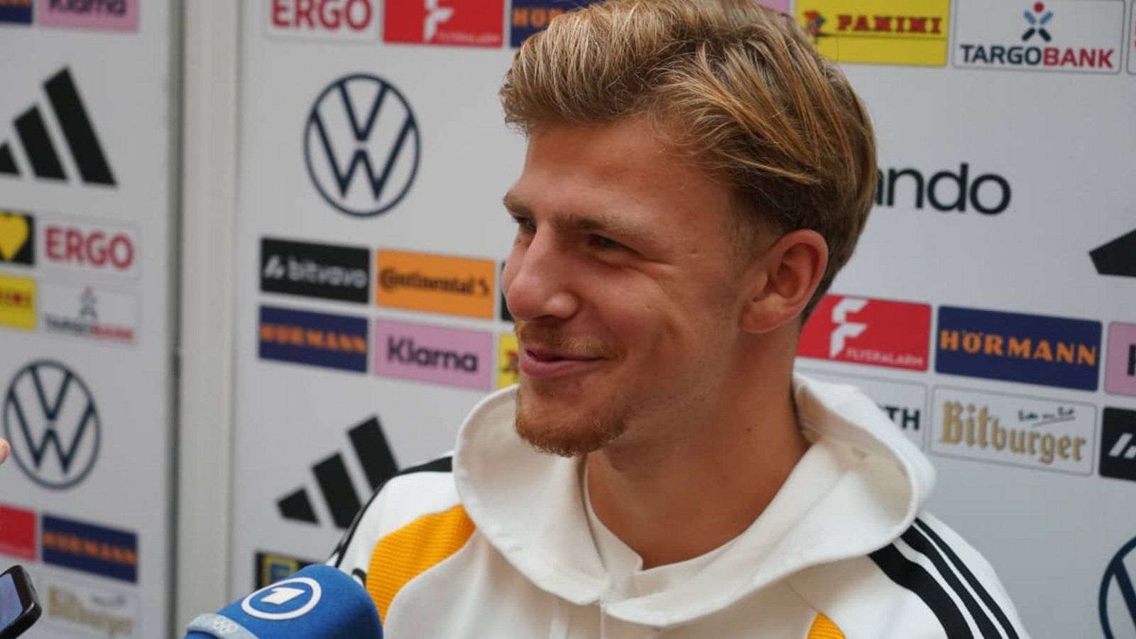Finn Jeltsch hat allen Grund zum Lächeln. Der Abwehrspieler des VfB Stuttgart fühlt sich wohl im Kreis der Nationalmannschaft.IMAGO/Marc Schueler
