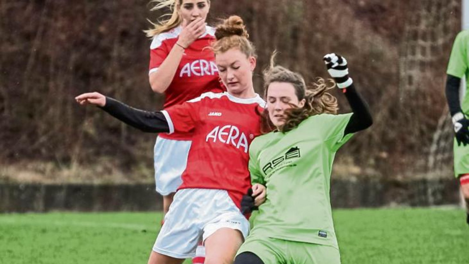 Horrheims Ayla Tiefenbach (links) wird von Lena Coster vom FC Biegelkicker Erdmannhausen II gestoppt. Foto: Simecek