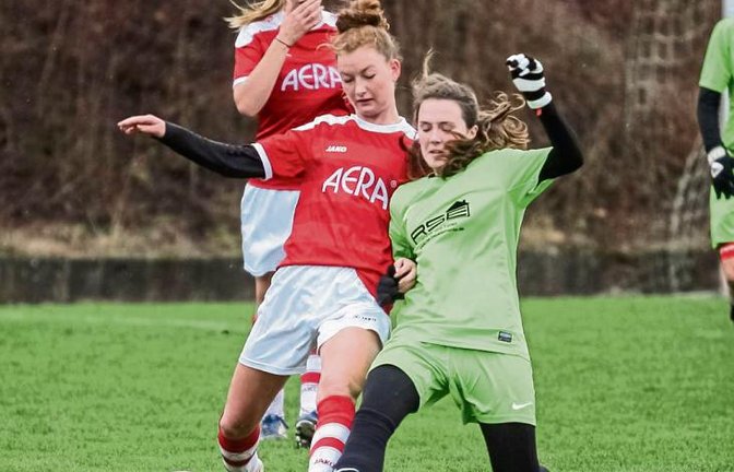 Horrheims Ayla Tiefenbach (links) wird von Lena Coster vom FC Biegelkicker Erdmannhausen II gestoppt. Foto: Simecek