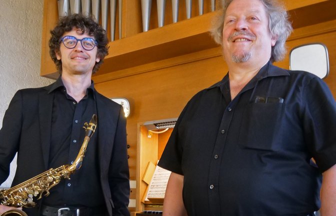 Johannes Mayr (Orgel, rechts) und Saxofonist Christian Segmehl beim Konzert am Sonntagnachmittag in der Illinger Kirche.  <span class='image-autor'>Foto: Friedrich</span>